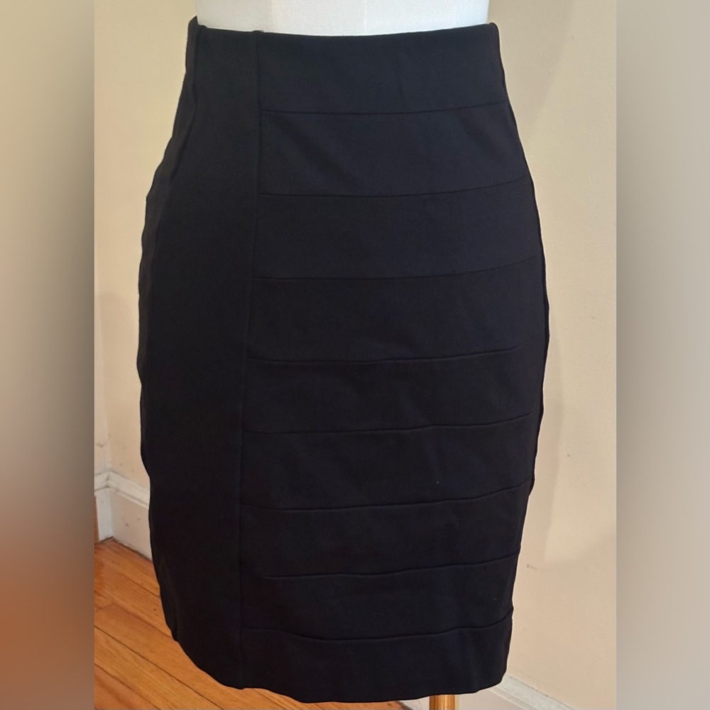 WHBM Midi Skirt. Closure Zip On Side High Waisted Thick Material Sz 00